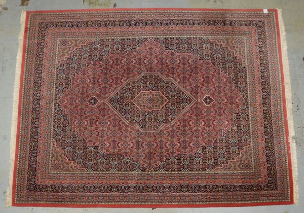 Indo-Bidjar, mittelfeine Knüpfung, hoher dichter Flor - in gutem Zustand; Maße 331 x 251 cm