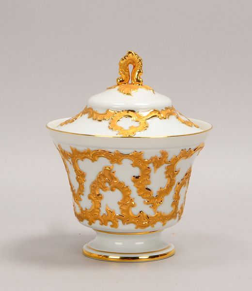 Meissen, Deckeldose, 'B-Form', mit Reliefdekor/vergoldeten Rocaillen; Höhe 17 cm