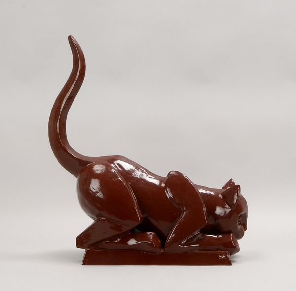 Keramikfigur, 'Lauernde Katze', Glasur in Braun-Weinrot, unsign., auf Sockel; Höhe 51 cm