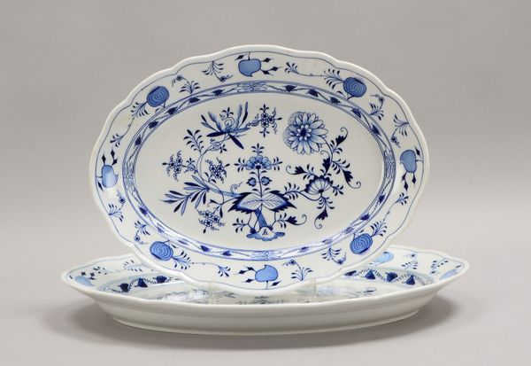 Meissen, 2 gr. Fleischplatten, mit Zwiebelmuster: 1 Knaufzeit/I. Wahl, 1x 2-gestr.