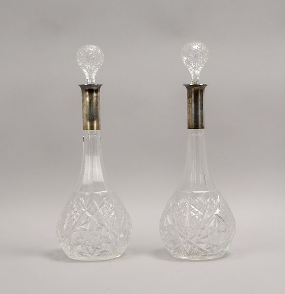 Paar Weinkaraffen, Kristallglas, mit Silbermontierung; Höhe 38 cm