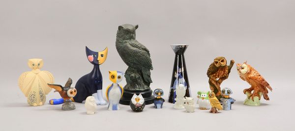13 Keramikfiguren, 'Eulen', versch. Manuf.; und 2x Goebel: 'Katze'/Tischvase