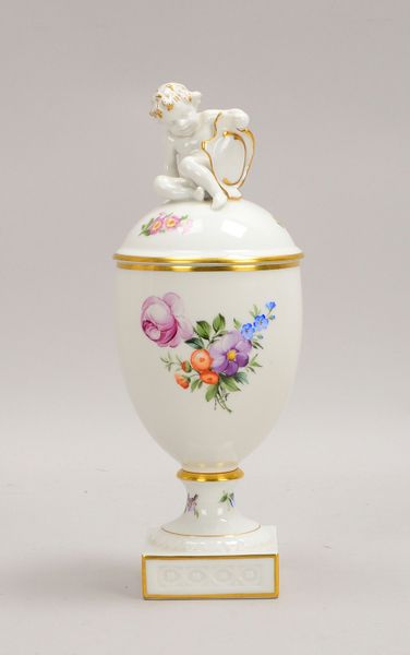 Royal Copenhagen, Pokal-Deckelgefäß, vollplast. Applik., florale Bemalung/goldstaff.