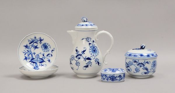 Meissen, Dekor 'Zwiebelmuster': Kaffeekanne, Zuckerdose, 2x Schälchen; und kl. Dose