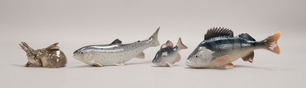 4 Porz.-Figuren: 3x Fischfiguren, versch. Ausf., sowie 1 Figurengruppe 'Hasenpaar'