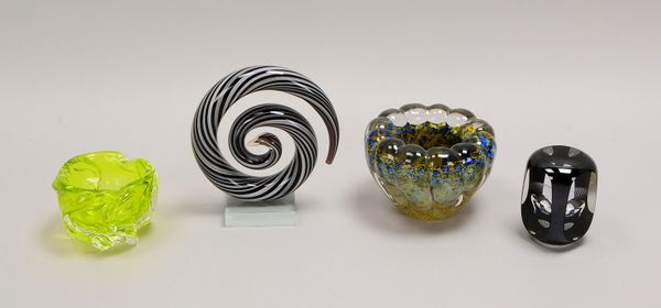 4 Künstlerglas-Teile: 2 Glasobjekte/1x signiert ('Borelli' -?), und 2x Glasschalen, versch. Ausf.