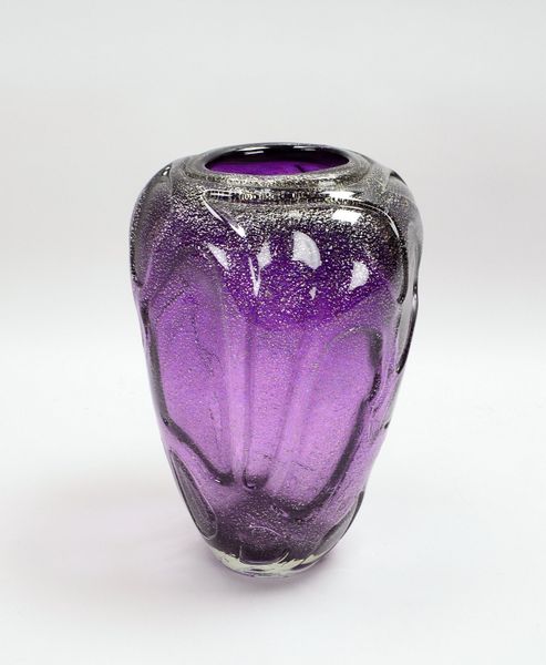 Topescu, Mihai, Studioglas-Vase, violettes Klarglas, relief./mit Silberflitter, sign.
