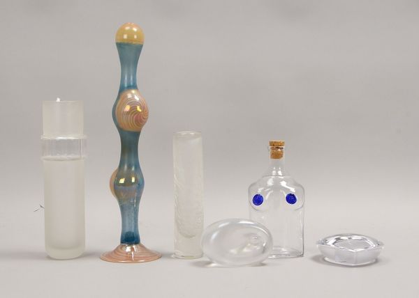 6 Künstlerglas-Teile: 2x Vasen und einzelne Flasche; 3x figürl. Objekte/1x sign.