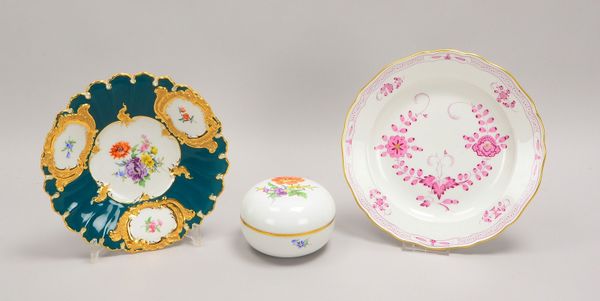 Meissen (Schwertermarke), Deckelschale, Ø 12 cm; und 2x Teller, Ø 23,5 cm/Ø 25,5 cm