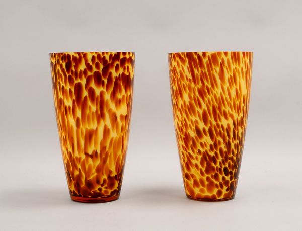 Warnecke (Murano), 2 Glasvasen, 'Vis-à-vis', beigef. unterfangen/braune Einschmelzg.