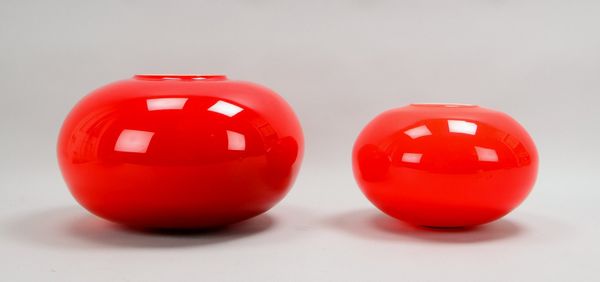 2 Tischvasen, bauchiger Korpus mit runder Mündung, Glas mit rot-orangef. Überf.