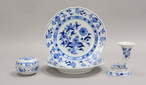 Meissen, 4 Porz.-Teile: 2x Speiseteller, 1 Deckeldose, und figürl. Tischvase, 'Füllhorn'
