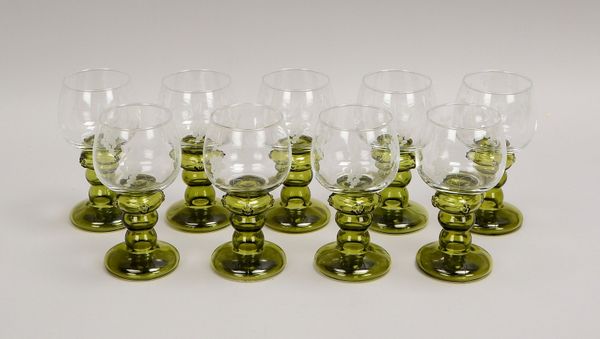 9 Weingläser, Kuppa mit mattiertem 'Weinreben'-Dekor, auf grünem Fuß