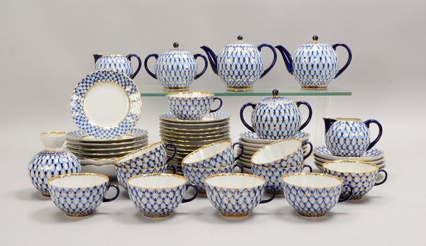 Lomonosov, Teeservice, Netzdekor in Kobaltblau, mit Goldstaffage, div. Teile