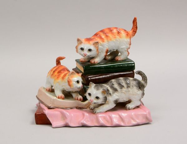 Porz.-Figurengruppe (gem. 'Bekröntes Z'), 'Drei Katzen auf Büchern'; Höhe 18 cm