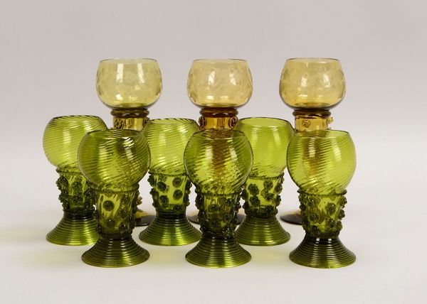 9 antike Weißweingläser, flaschengr. Glas mit Noppenaufschmelzg., 6x dekorgl./3x abw.