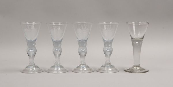 5 antike Tischgläser (4x 'Wappen'), mundgebl. Weißglas, eingest. Luftblase und Abriss