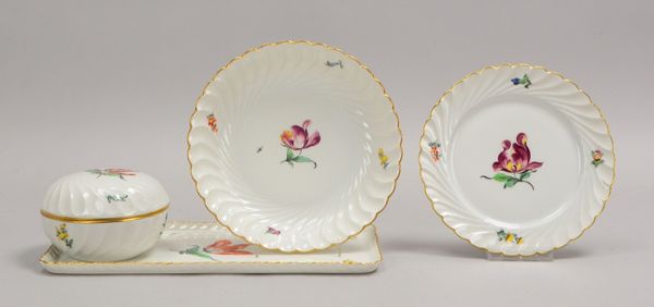 Nymphenburg, 4 Porz.-Servierteile, jeweils mit Blumendekor und Goldrand