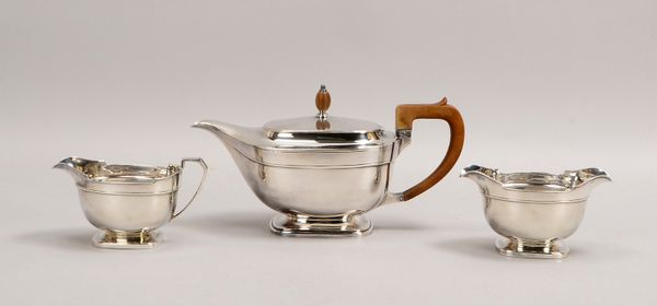 Teekern, 925 Sterlingsilber, klassizistist. Ausf.: Kanne, Zuckertopf und Sahnegießer