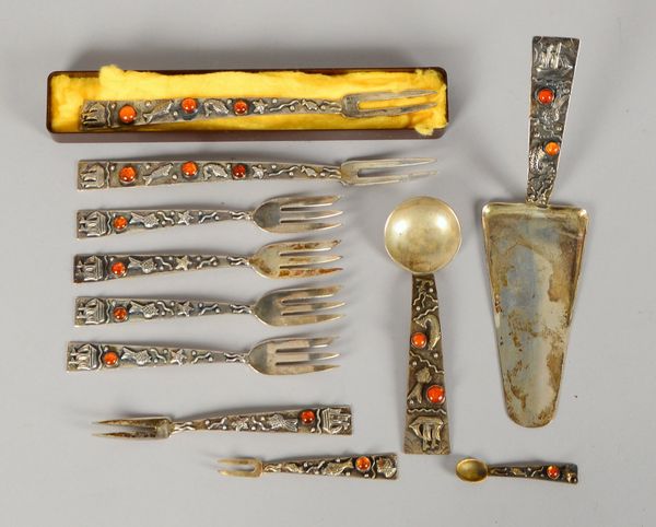 Tafelsilber (G. Kramer/Ribnitz), 835 Silber, stark relief. Dekor, Bersteinbes., 11 Teile