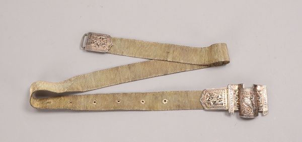 Gürtel (China), Silber (mehrf. punz.), mit floral reliefierter Schnalle; Länge 92 cm, Gew. 245 g