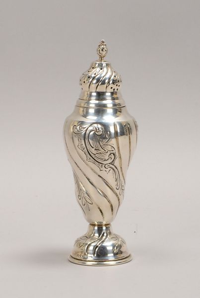Zuckerstreuer, 830 Silber (mehrfach punz.), barocke Form, flor. Reliefdekor, mit Deckel