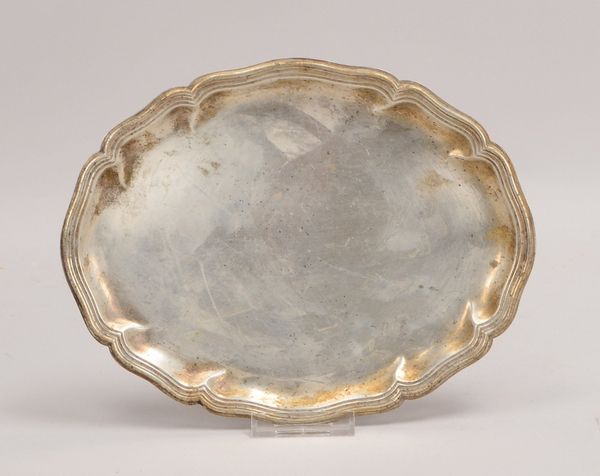 Wilkens, kl. Tablett, 835 Silber, mit Dresdner Barockrand; Maße 27 x 21 cm, Gew. 238 g