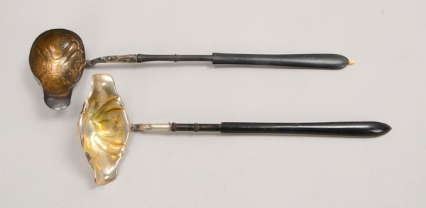 2 Schöpfkellen, alt, Silber (geprüft), mit Holzgriffen; 1x Länge 40 cm, 1x Länge 44 cm