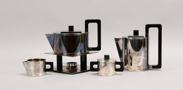 Tee-/Kaffeekern, versilbert: Teekanne auf Stövchen, Kaffeekanne, Zucker und Sahne