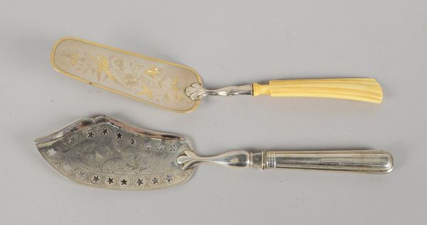 2 Vorlegeteile, Silber: Fischheber und Kuchenheber/1x mit geschnitztem Griff