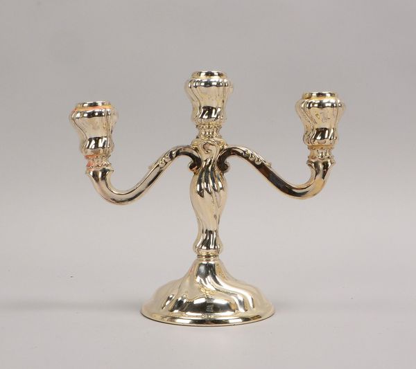 Tischkerzenleuchter (barocke Ausf.), 835 Silber, 3-fl. - gefüllt!; Höhe 18 cm, Gew. 362 g