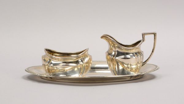 Zuckertopf und Sahnekännchen auf Tablett (barocke Ausf.), 800 Silber; Gew. 248 g