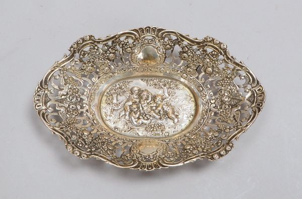 Schale, 800 Silber, Reliefdekor, Spiegel mit 'Puttoszene', durchbr. Fahne/flor. Motive