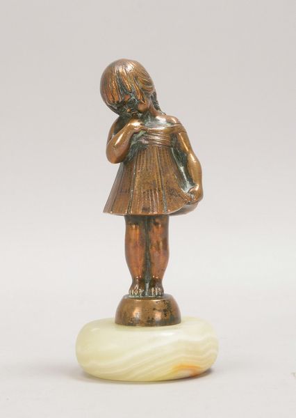 Eckart, Lissy, kl. Bronze, 'Am Finger lutschendes Mädchen', monogr./mit Gießerst.