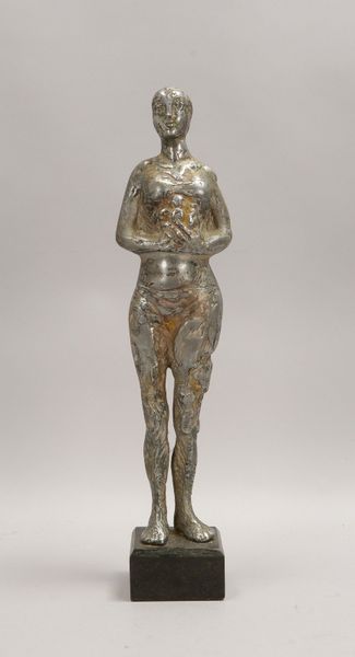 Lewinski, Jakub, Aluminium-Skulptur, 'Weiblicher Akt', auf Marmorsockel, monogr.