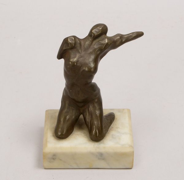 Bronzeskulptur, 'Sich räkelnder weibl. Akt', auf Marmorsockel, monogr./ligiert 'JB'(?)