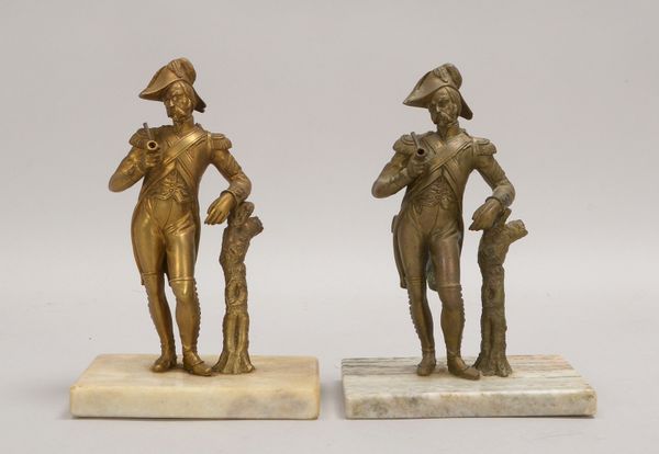 2 Bronzeskulpturen, 'Offiziere bei der Rauchpause', unsign., jew. auf Marmorsockel