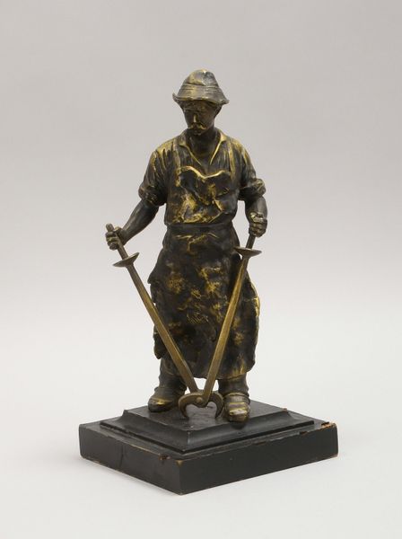 Skulptur, 'Der Schmied', Messingguss, auf Holzsockel - schwere Ausf.!; Höhe 31 cm