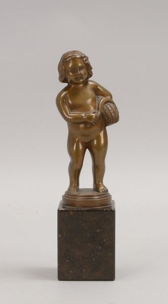 Bronzeskulptur, 'Mädchen mit Sichel und Ähren', signiert, auf Marmorsockel; Höhe 24 cm