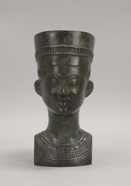 Bronzebüste (nach ägypt. Vorbild), 'Nofretete', Hohlguss mit grüner Patina; Höhe 26 cm