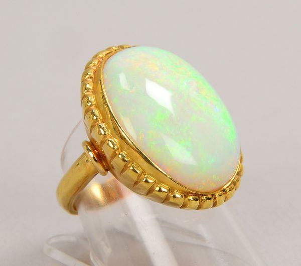 Ring, 585 GG (gest.), mit Vollopal-Cabochon; Maße RK 22 x 26 mm, Gew. 12,70 g