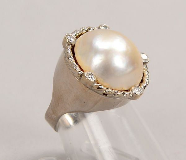 Ring, 585 WG (gest.), mit Mabéperle und 5x kl. Brill.; RG 51, Gew. 8,20 g