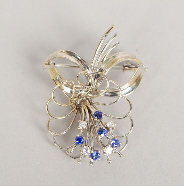 Figürl. Brosche, 750 WG (gest.), 'Blüte', mit Diamanten und Saphiren; Gew. 10,5 g