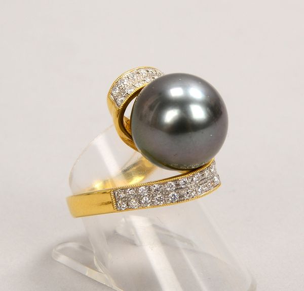 Ring, 750 GG (gest.), mit Tahitiperle/Ø 14 mm, und 44x kl. Brill./zus. ca. 0,44 ct; Gew. 12 g