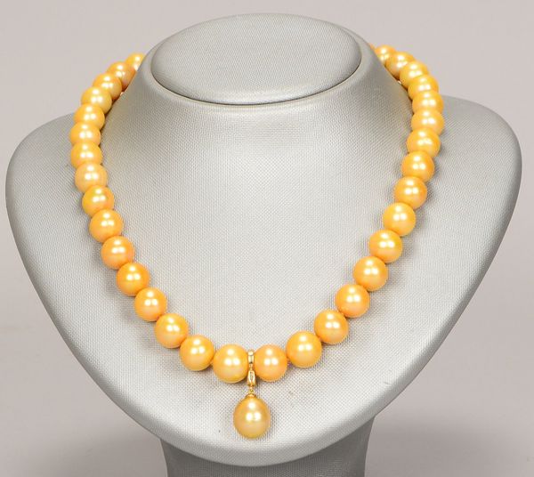 Collier, mit Zuchtperlen/ca. Ø 12 mm, champagnerfarben, 585 GG-Schließe und Vario-Anh.