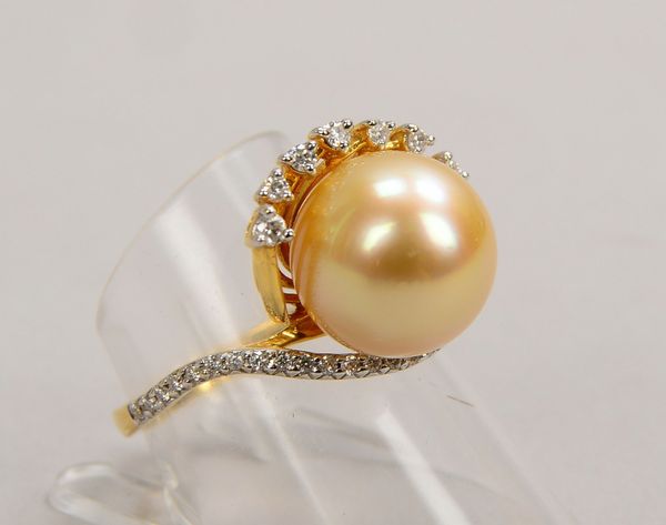 Ring, 750 GG (gest.), mit Zuchtperle/ca. Ø 12 mm, champagnerfarben, und Brill.; RG 57