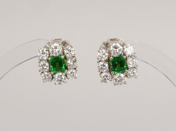 Paar Ohrstecker, 585 WG (gest.), je 1 Smaragd und Brill./zus. ca. 1,80 ct; Gew. 3,90 g