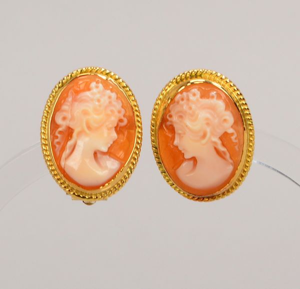 Paar Ohrclips, 750 GG (gest.), jew. mit Muschelkamee ('Frauenportrait'); Gew. 5,50 g