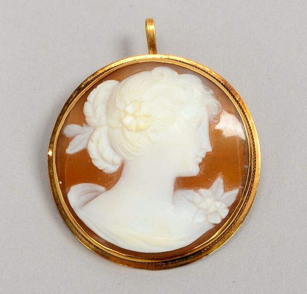 Anh./Brosche, 585 GG (gest.), mit geschn. Muschelkamee, 'Frauenportrait'; Gew. 5,40 g