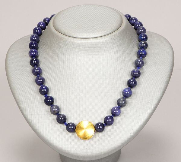 Collier, besetzt mit Saphirperlen/Ø 10 mm, einzeln geknotet, mit 750 GG/WG-Schließe